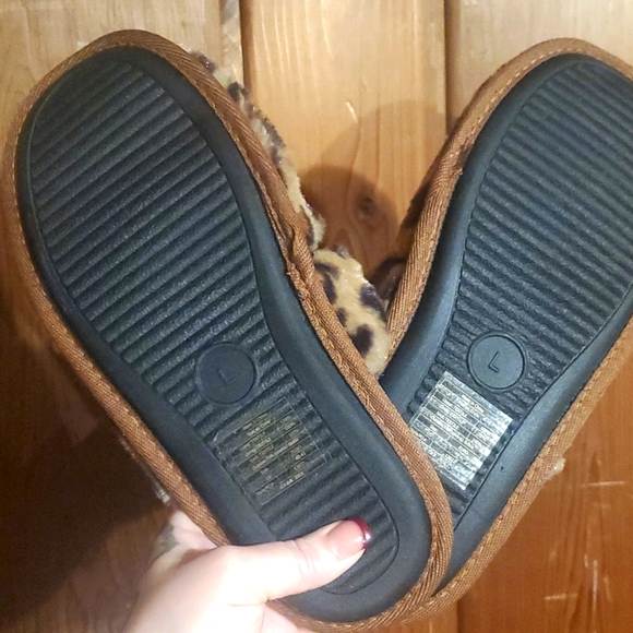 T.U.K Cheetah slippers. - Picture 5 of 5